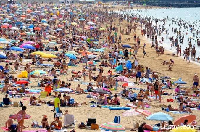 Selfies, Queues, and Chaos: The Dark Side of Global Tourism