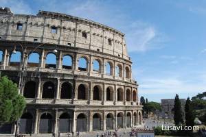 What rules should you follow to travel safely in Italy?